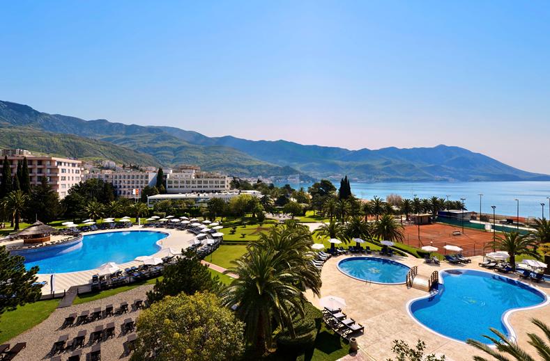 Zwembaden van Iberostar Bellevue Hotel in Becici, Montenegro