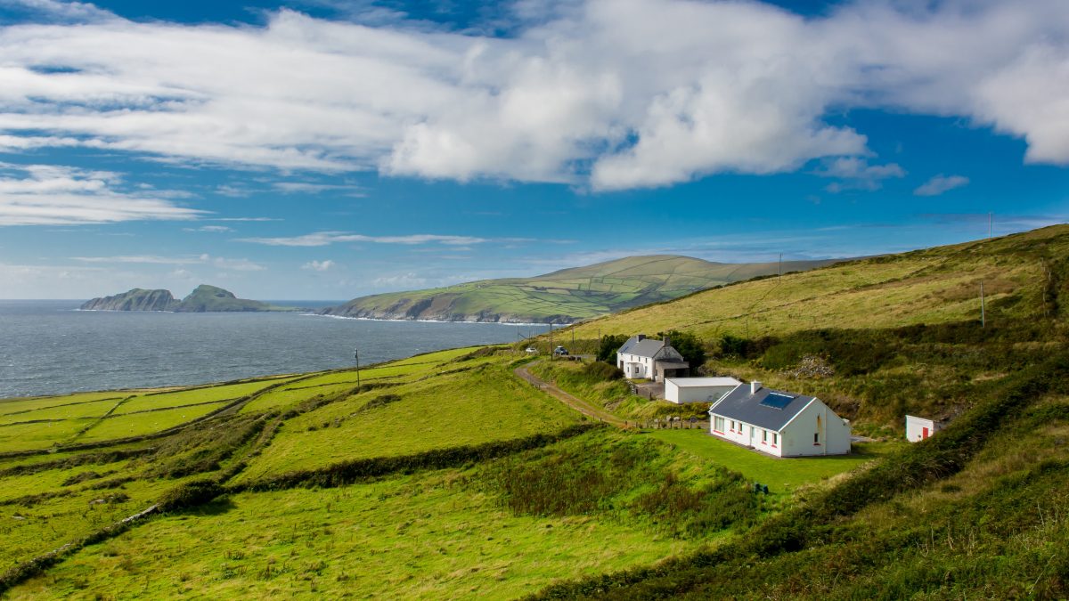 Huizen aan de kust in Ierland