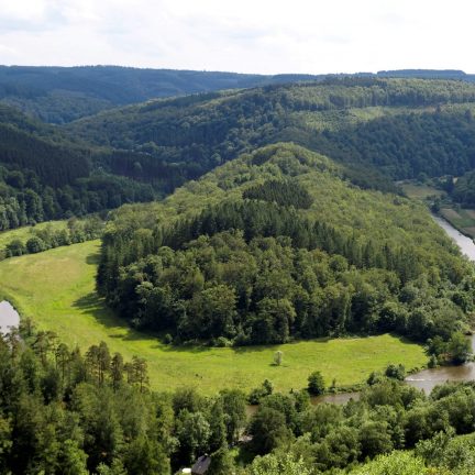 Uitzicht over de belgische ardennen met een rivier