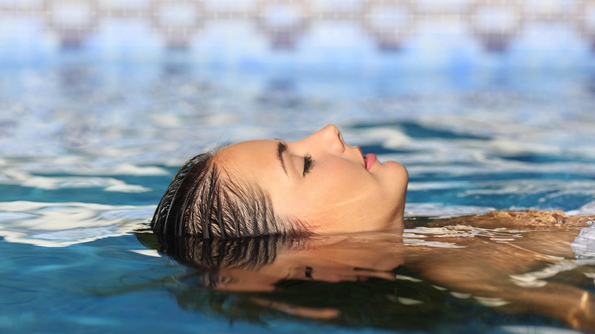 Vrouw liggend in een zwembad
