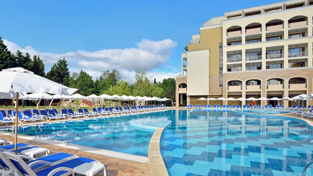 Zwembad van Sol Nessebar Mare Bay Hotel in Nessebar, Bulgarije