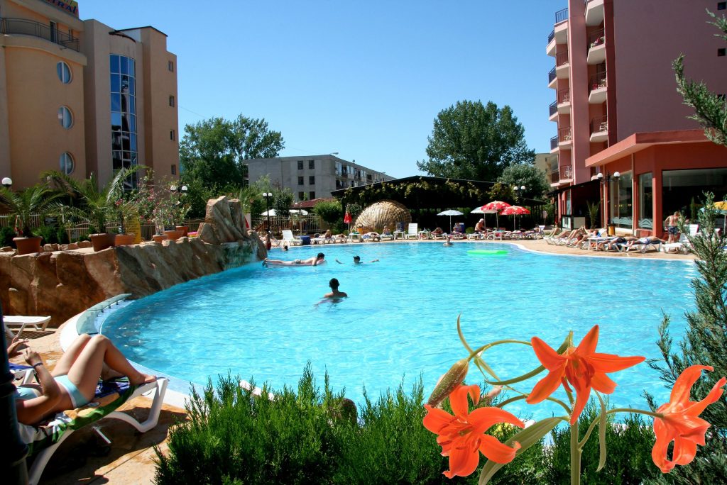 Zwembad en bloemen van hotel Izola Paradise in Sunny Beach, Bulgarije