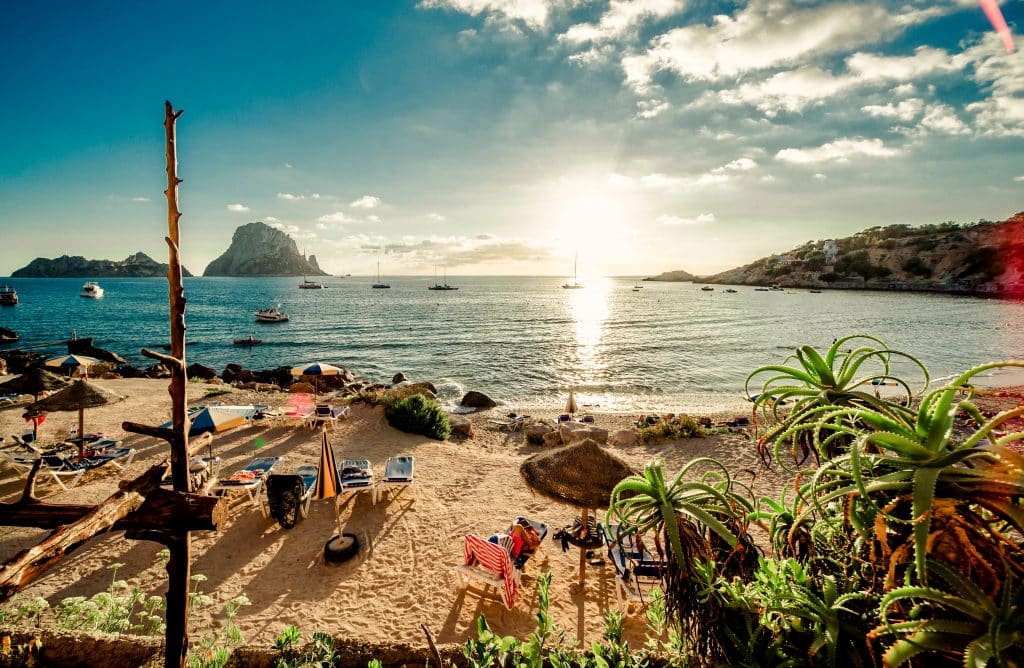 Uitzciht vanaf Cala d'Hort strand op Ibiza