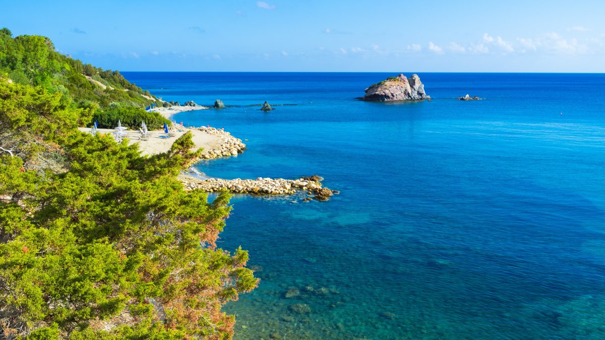 Rotskust en uitzicht op zee op Cyprus