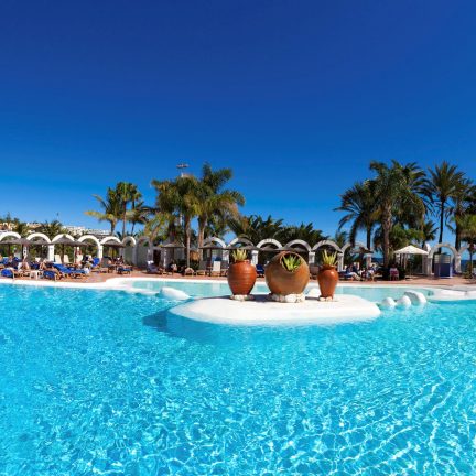 Zwembad van hotel melia tamarindos in san agustin, gran canaria