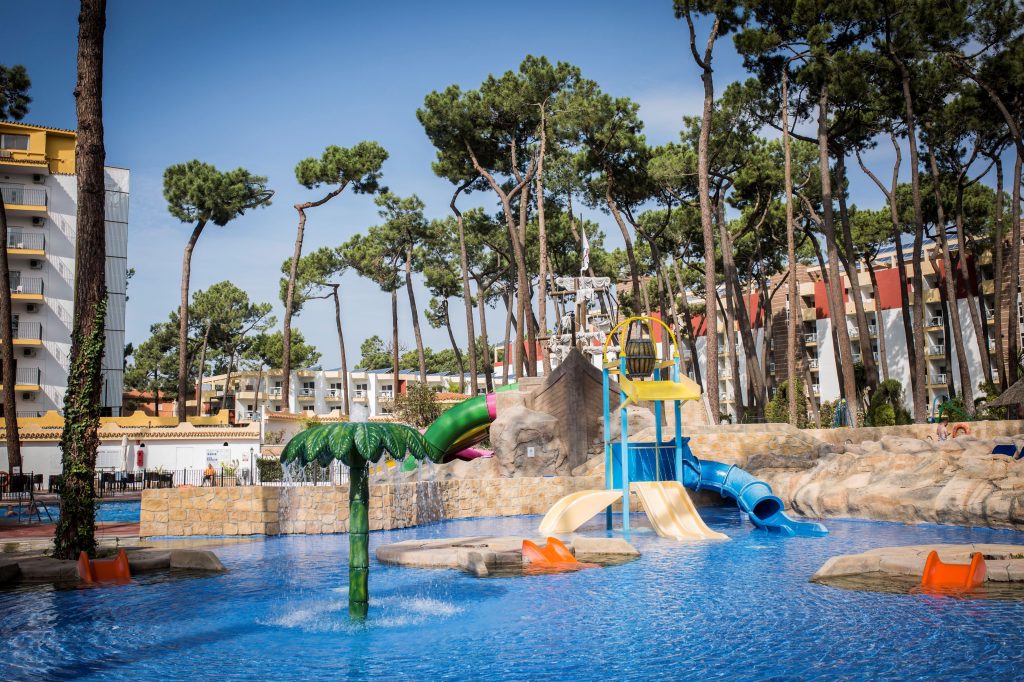 Zwembad van ROC Marbella Park in Marbella, Spanje