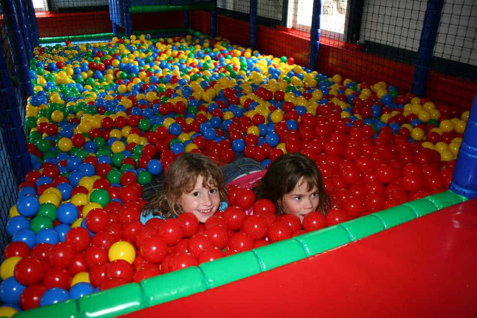 Ballenbak in de indoor speeltuin van vakantiepark Westerbergen in Echten, drenthe