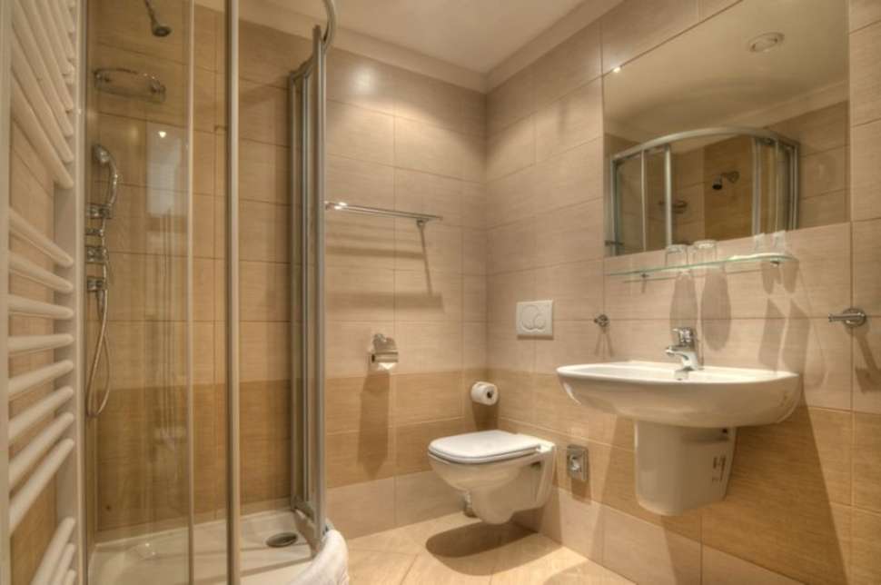 Badkamer in een hotelkamer van City Partner Hotel Gloria in Praag, Tsjechië
