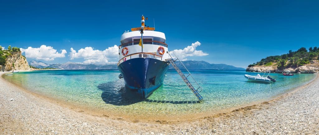 Schip op het strand van Lefkas, Griekenland