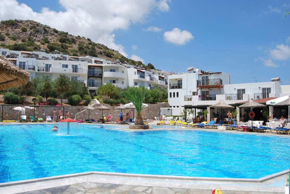 Zwembad van Semiramis Village hotel op Kreta