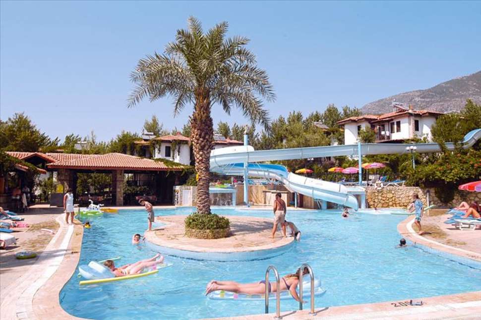 Zwembad en Glijbaan Club Orka Hotel en Villas in Oludeniz, Turkije