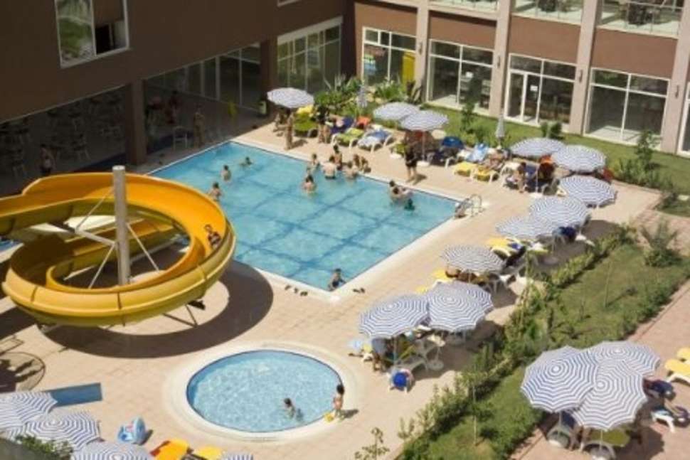Zwembad met glijbaan van PrimaSol Telatiye Resort in Konakli, Turkije