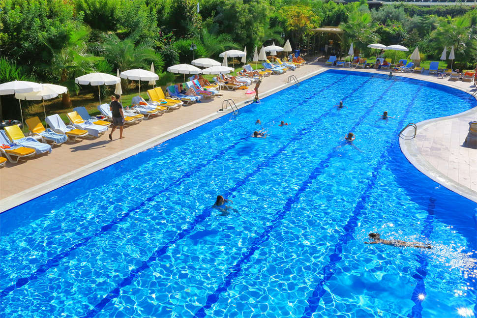 Zwembad van PrimaSol Telatiye Resort in Konakli, Turkije