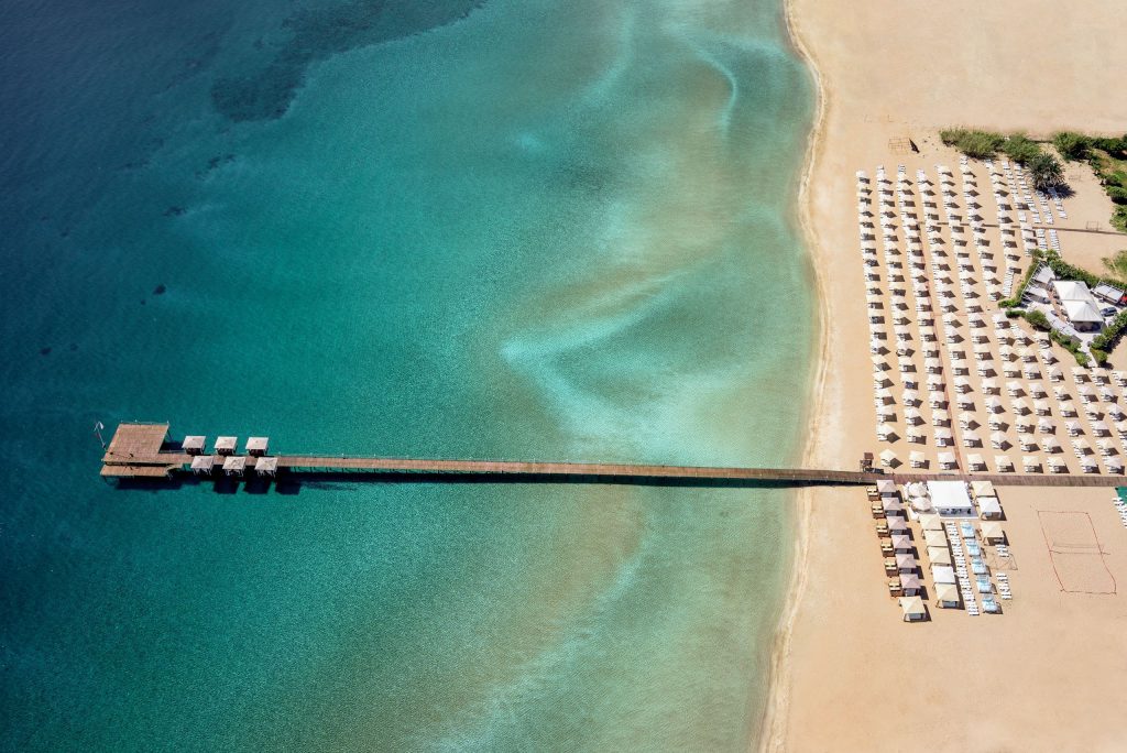 Pier en Strand van Kaya Artemis Resort in Bafra, Noord-Cyprus