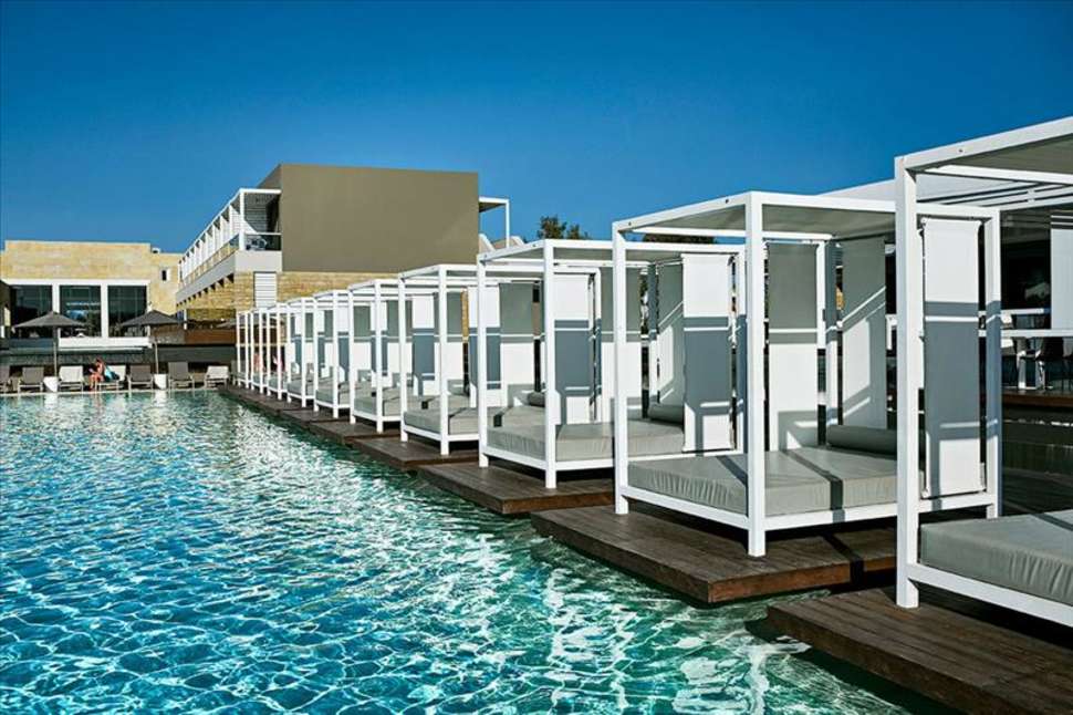 Ligbedden bij de Zwembaden van Pelagos Suites Hotel in Kos-Stad, Kos