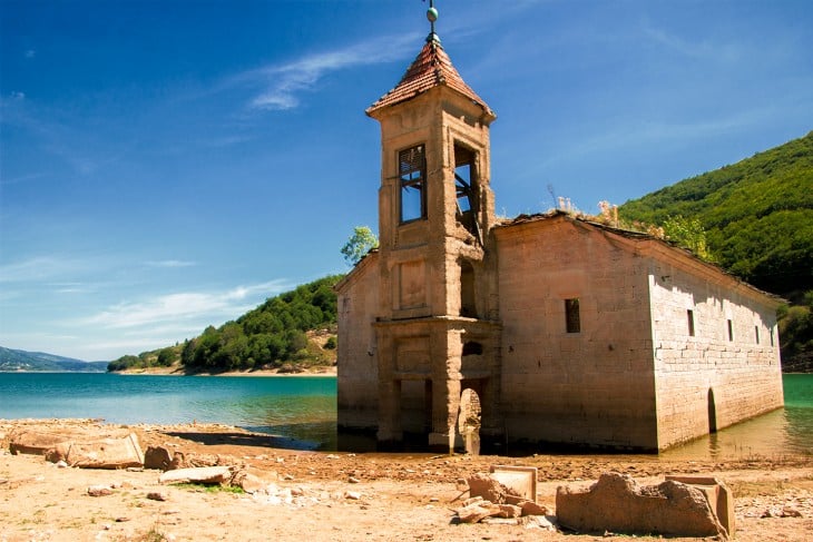 Ruiïne van een kerk in een meer in Mavrovo Nationaal Park, Macedonië