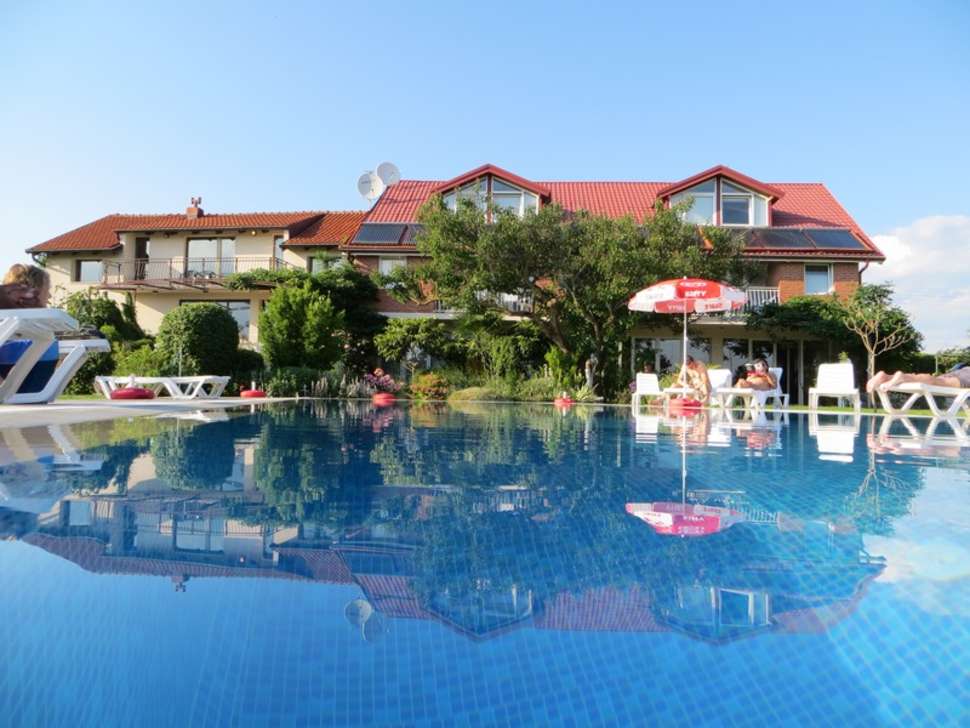 Zwembad van hotel Oaza Inn in Ohrid, Macedonië