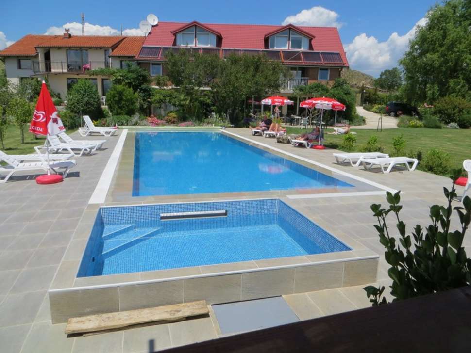 Zwembaden van hotel Oaza Inn in Ohrid, Macedonië