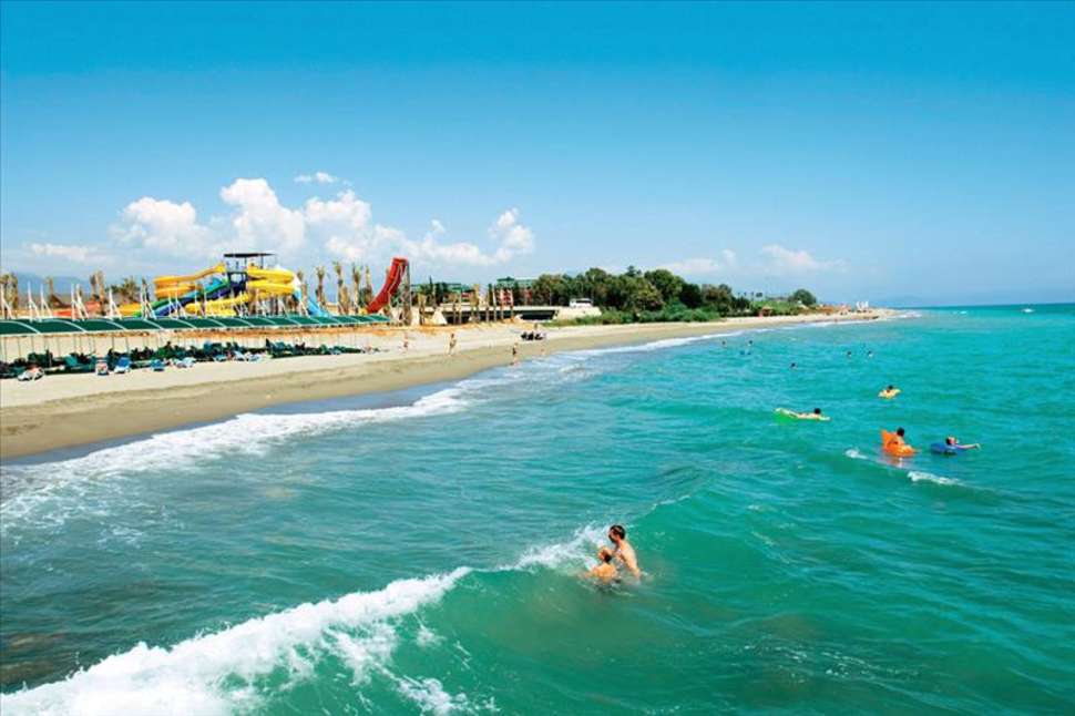 Strand van Long Beach Resort en Spa Deluxe in Alanya, Turkije