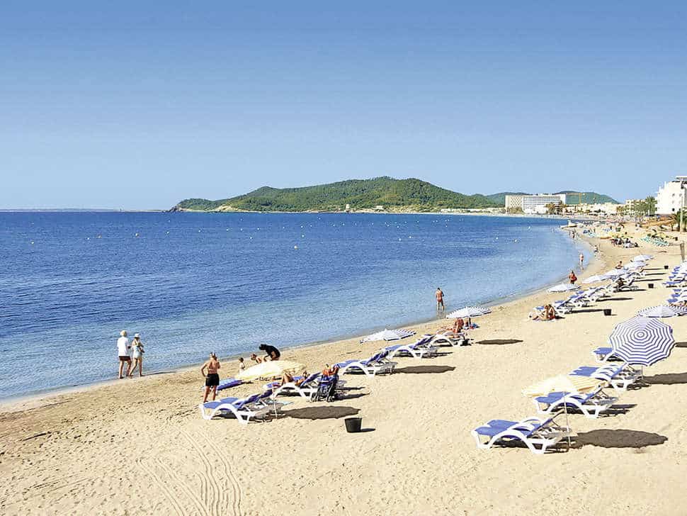 Strand van Sirenis tres Carabelas in Playa d'en Bossa, Ibiza