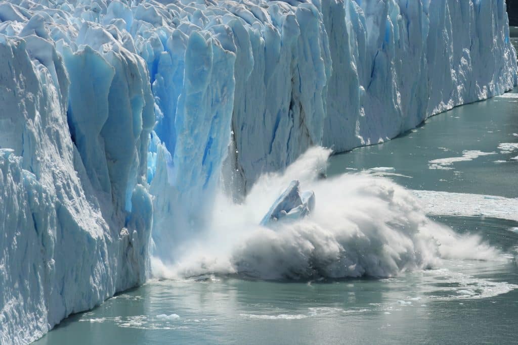 Stuk ijs valt in het water op Antarctica