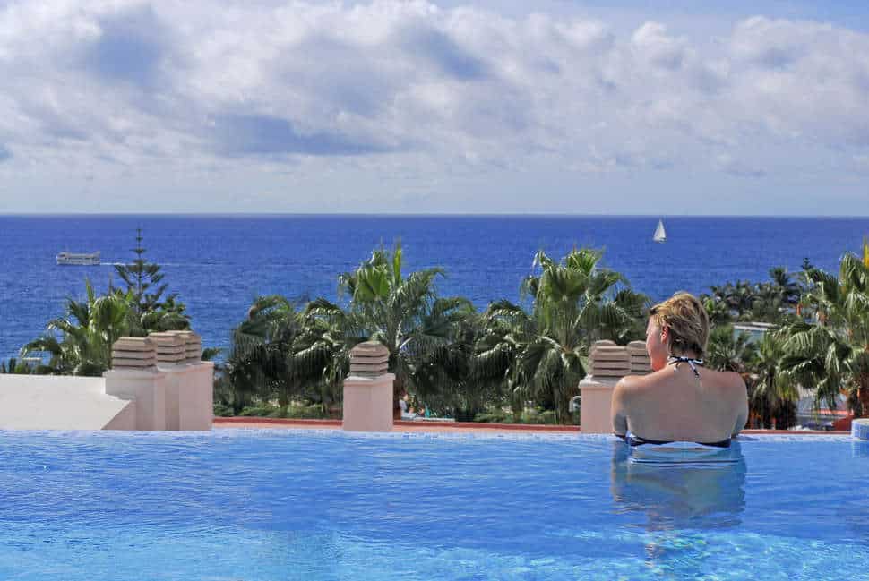 Uitzicht op zee vanuit het zwembad van Appartementen CuraSol in Puerto Rico, Gran Canaria