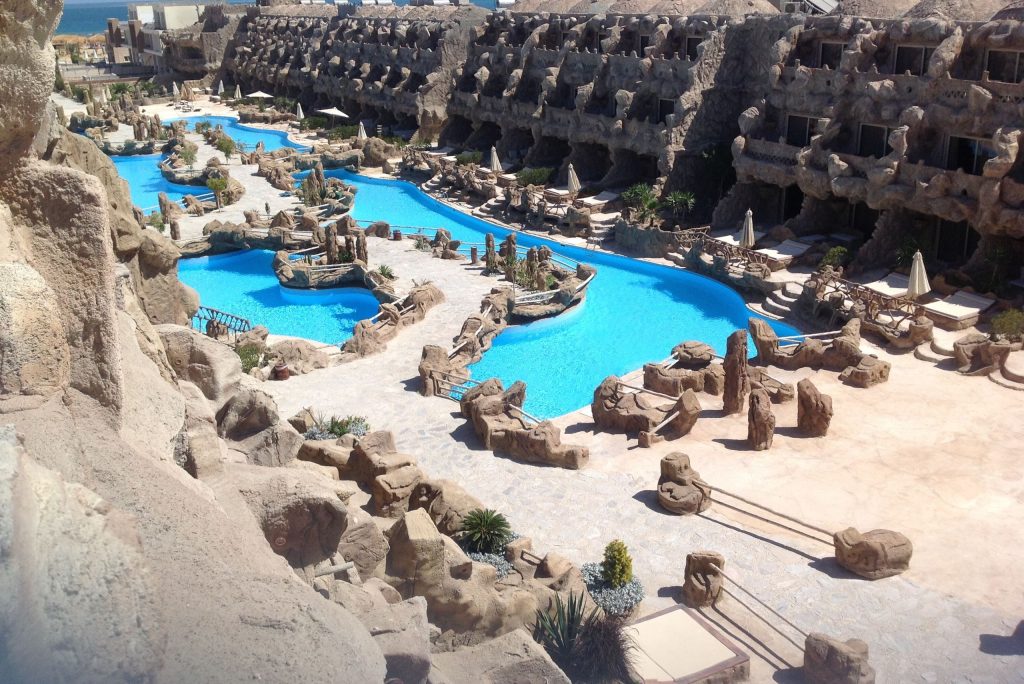 Zwembaden van Caves Beach Resort in Hurghada, Egypte