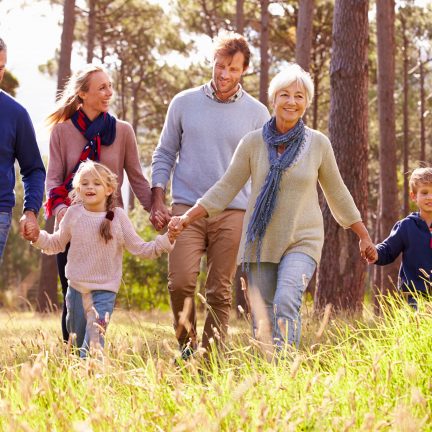 Familie met kinderen en grootouders in het bos