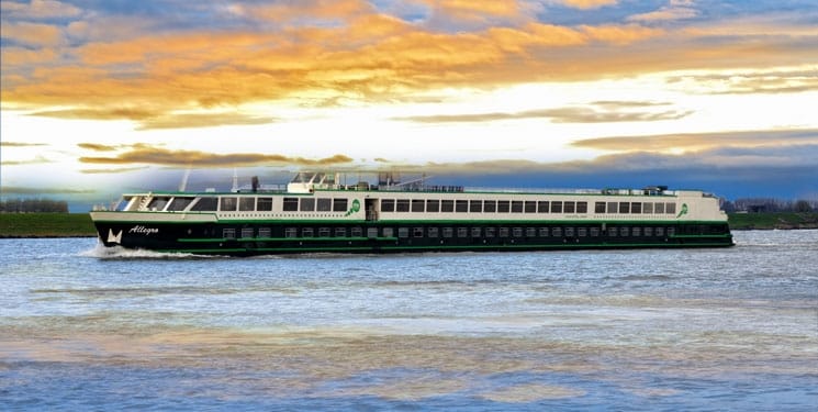 Cruiseschip MS Allegro in Tiel, Nederland