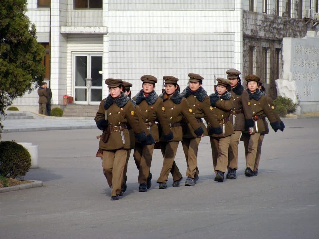 Noord Koreaanse militairen bereiden zich voor op een parade