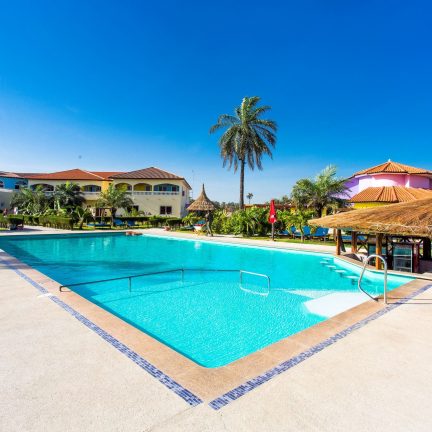 Zwembad van hotel djeliba in kololi, gambia
