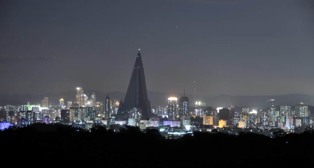 Skyline van Pyongyang in Noord-Korea bij nacht