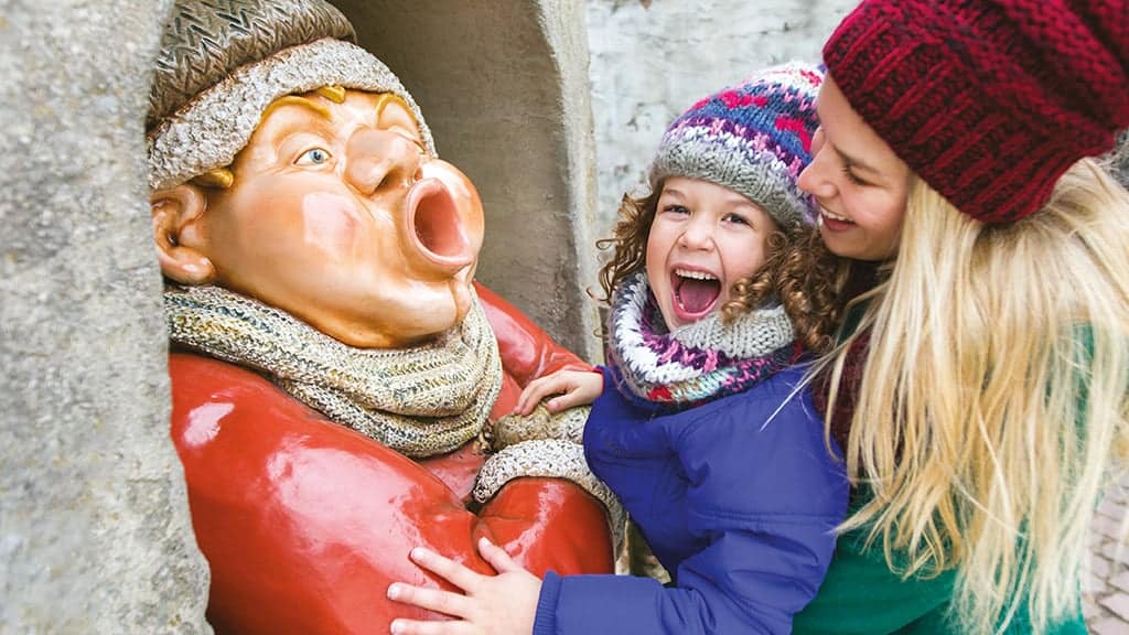 Holle Bolle Gijs in winterkleding en moeder met kind tijdens de Winter Efteling