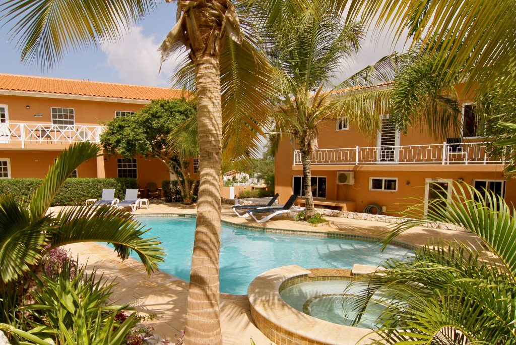 Zwembad van Curinjo Resort in Willemstad, Curacao