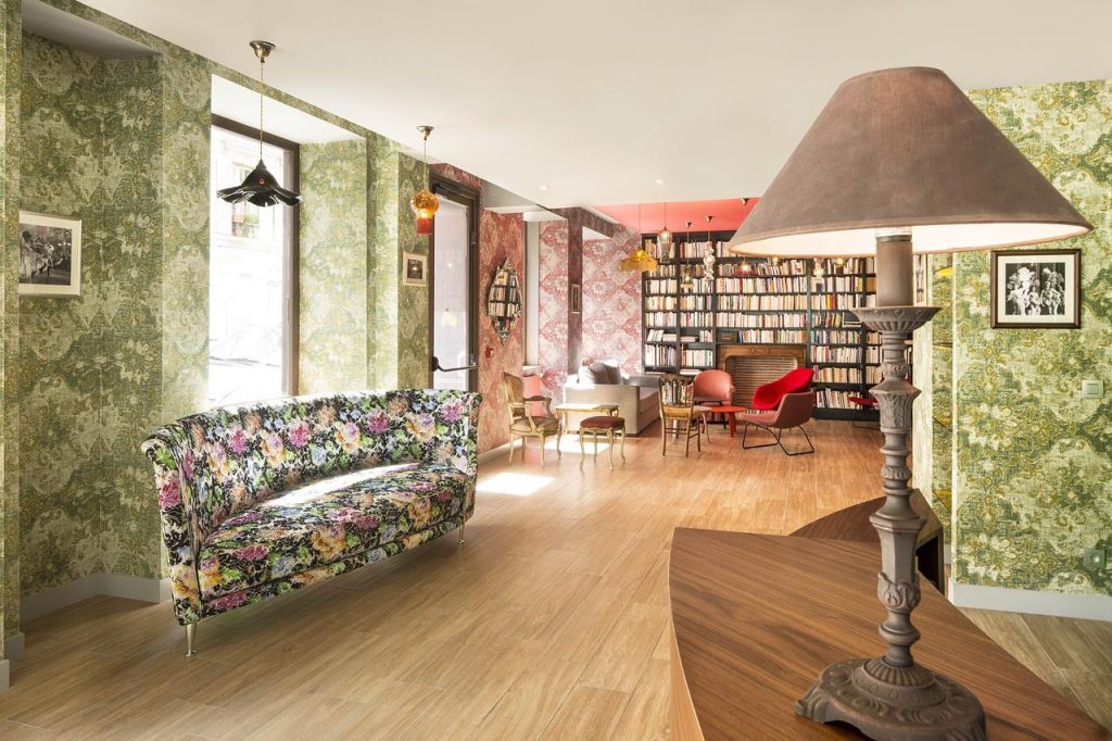 Lounge in hotel josephine in Parijs, Frankrijk