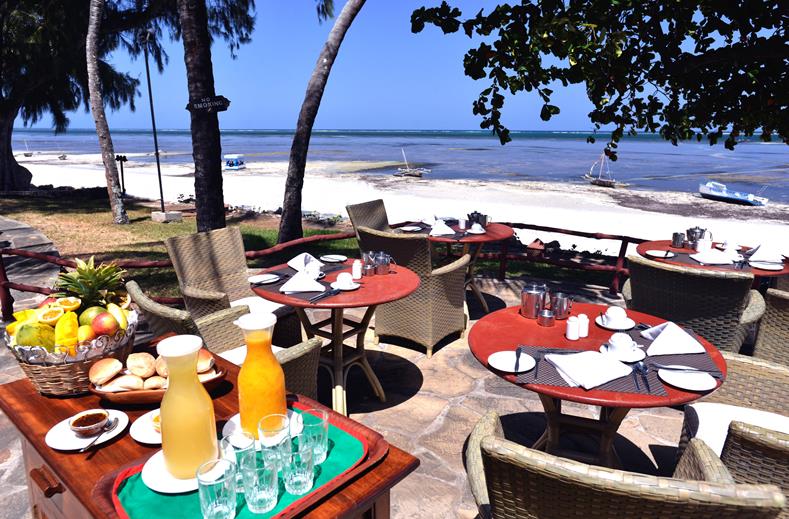 Ontbijt aan zee van Severin Sea Lodge in Mombasa, Kenia