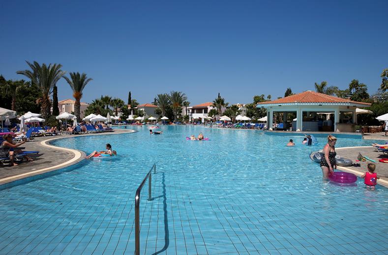 Zwembad van Avanti Village in Paphos, Cyprus