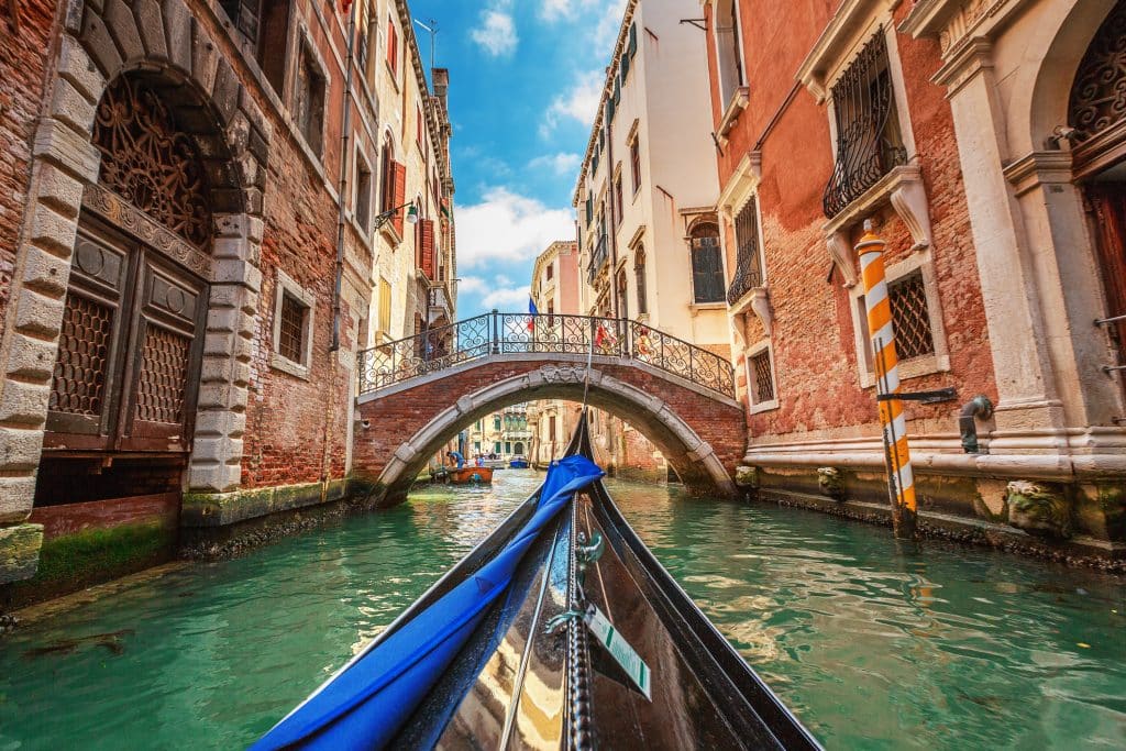 de kanalen van Venetië vanuit een gondel