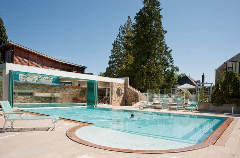 Zwembad van Hotel Le Manoir Du Lys in Bagnoles-De-L'Orne, Frankrijk