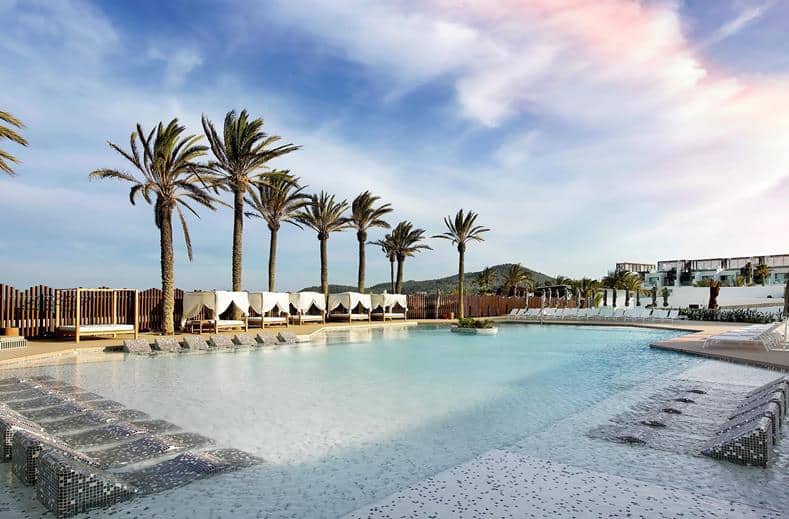 Zwembad van Hard Rock Hotel Ibiza in Playa D'en Bossa, Spanje