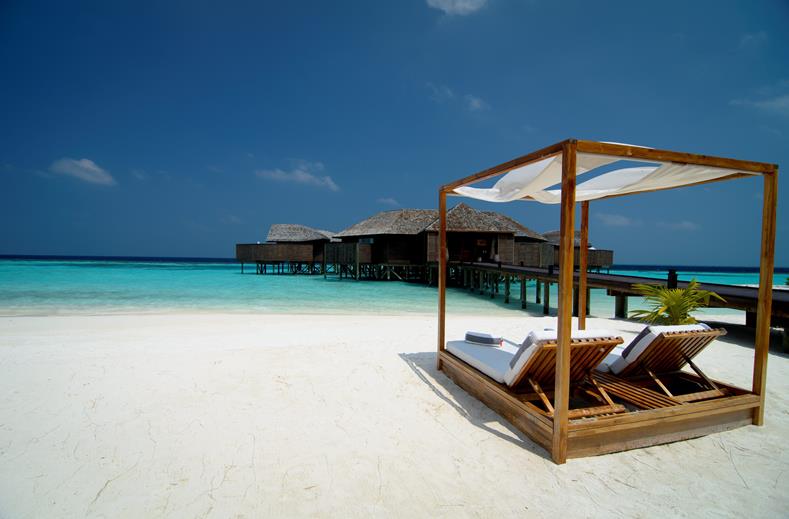 Strand van Lily Beach Resort en Spa in Zuid-Ari Atol, Malediven