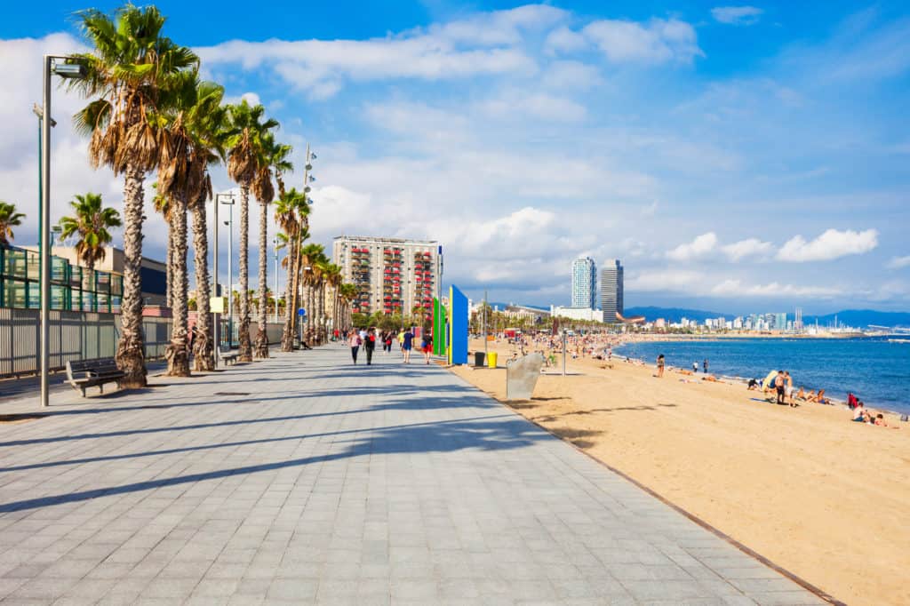 Uitzicht over de boulevard en het strand van Barcelona in Spanje