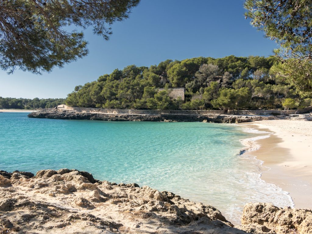 Uitzicht op een prachtig strand op Mallorca