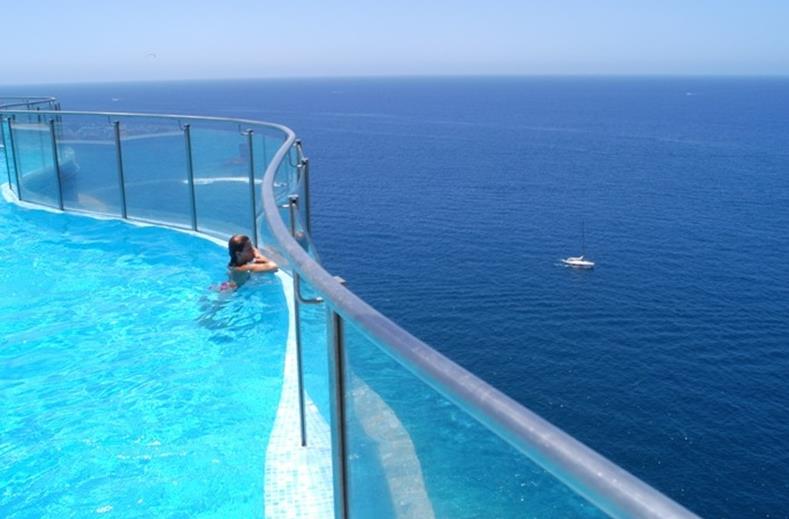 Uitzicht van het zwembad op zee van Gloria Palace Amadores in Puerto Rico, Gran Canaria