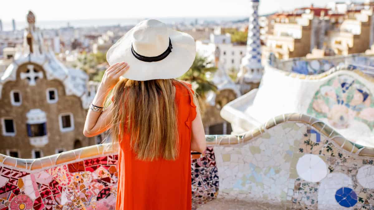 Vrouw met hoed kijkt uit over Barcelona in Spanje
