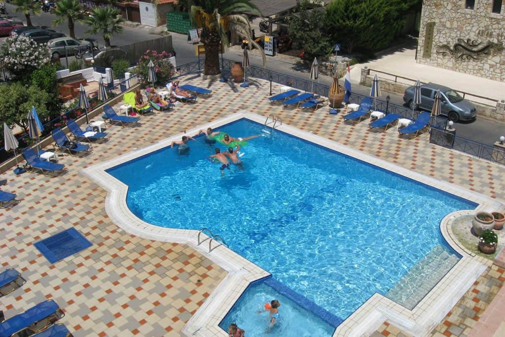 Zwembad van Appartementen Villa Myrto in Chersonissos, Kreta