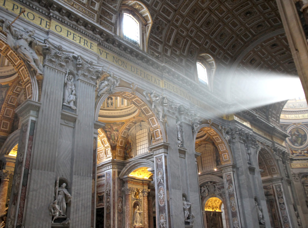Interieur van Sint-Pietersbasiliek in Vaticaanstad, Rome, Italië