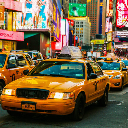 Taxi's op 7th avenue op times square, new york, verenigde staten