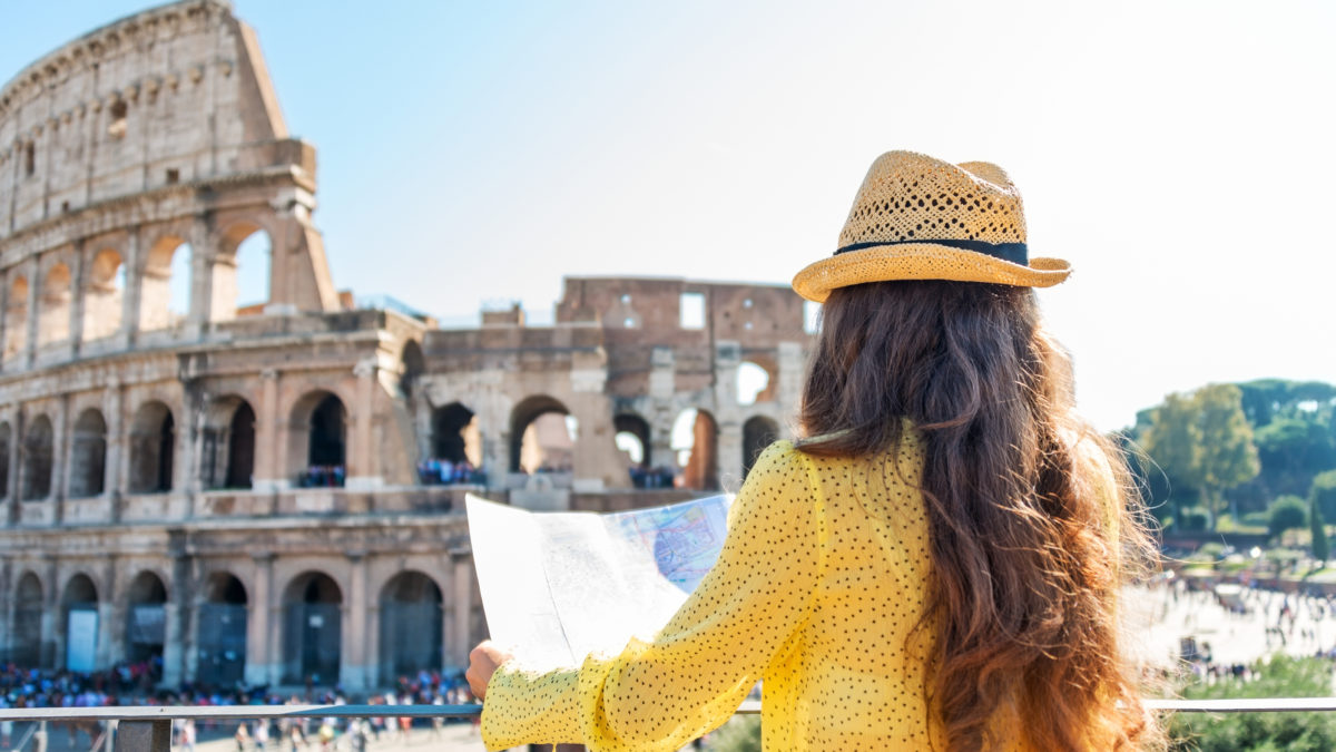 Vrouwelijke toerist voor het Colosseum in Rome, Italië