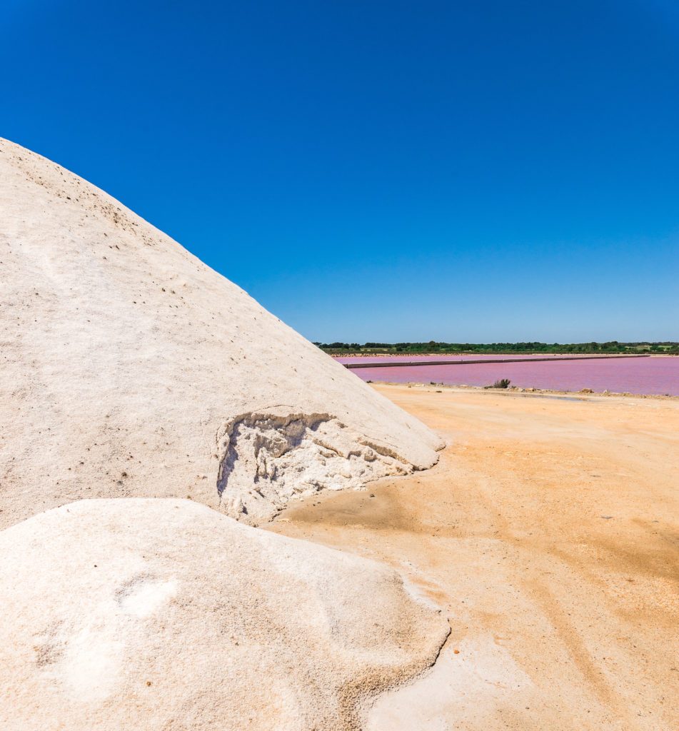Berg met zout en paars zoutbekken in Ses Salines, Ibiza